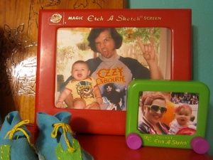 etch-a-sketch picture frame Reuse Recycle Upcycle, Kids Budget, Cute Picture Frames, Etch A Sketch, Gifts To Make, Diy Father's Day Gifts, Father's Day Diy, Upcycle Recycle, Fathers Day Crafts