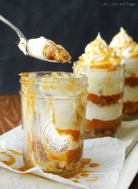 No Bake Pumpkin Pie In A Jar | by Life, Love and Sugar | Sponsored | Giveaway! Carmel Apple Cheesecake Trifle, Jar Cakes Recipes, Dessert In A Jar Recipes, Mason Jar Treats, Recipe In A Jar, Caramel Apple Cheesecake Recipes, Apple Cheesecake Recipes, Jar Cakes, Jar Desserts