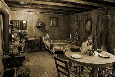 Inside Early Settler Home Pioneer Homestead, Old Cabins, Pioneer Life, Old Stove, Wilde Westen, Early Settler, Cabin Interiors, Cabins And Cottages, Foto Vintage