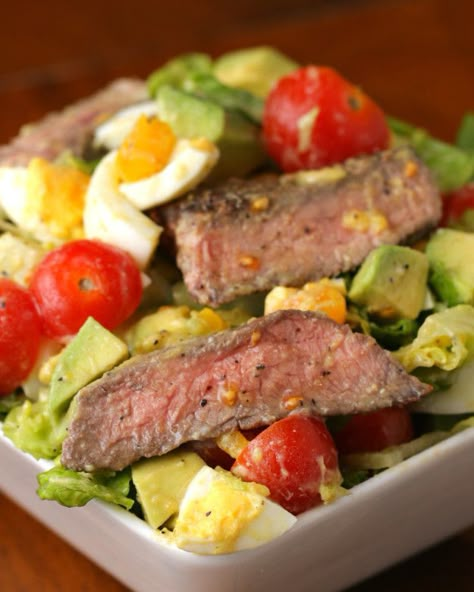 Steak and Avocado Salad Steak And Avocado, Salad Macaroni, Ensalada Caprese, Proper Tasty, Avocado Dessert, Avocado Salad Recipes, Easy Healthy Lunches, Hearty Salads, Steak Salad