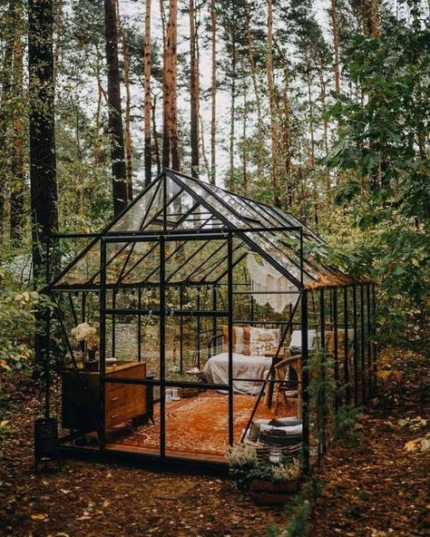 Greenhouse Cafe, Greenhouse Design, Green Room Decor, Garden Room Ideas, Backyard Greenhouse, Weekend House, Amazing Buildings, Magical Garden, Modern Patio