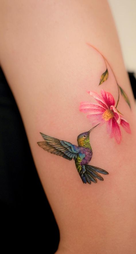 Hummingbird Flower Tattoos, Hummingbird Tattoo Ideas, Lotusblume Tattoo, Small Hummingbird Tattoo, Hummingbird Tattoos, Hummingbird And Flower, Bird Tattoos For Women, Beautiful Tattoos For Women, Tattoos For Women Flowers