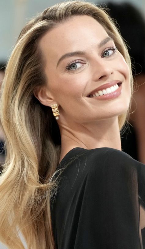 Margot Robbie Hair, Braids And Curls, Margot Robbie Style, Balayage Blond, 2023 Hair, Wedding Hair And Makeup, Beautiful Smile Women, Margot Robbie, Womens Haircuts