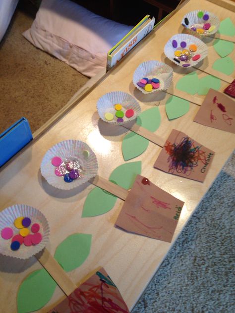 Spring flowers Spring Flowers Preschool Crafts, Flower Arts And Crafts Preschool, Flower Arts And Crafts For Toddlers, Spring Flower Art Preschool, Flowers Art And Craft Preschool, Flowers Toddler Craft, Spring Flowers Activities For Preschool, Spring Flower Crafts Preschool, Mothers Day Activities For Toddlers