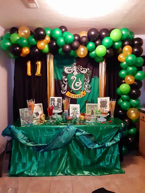 Slytherin Table Decor, Slytherin Bday Party, Slytherin Sweet 16, Harry Potter Birthday Slytherin, Slytherin Themed Party, Harry Potter Birthday Party Ideas Slytherin, Slytherin Party Ideas, Slytherin Birthday Party Decorations, Slytherin Quinceanera Theme