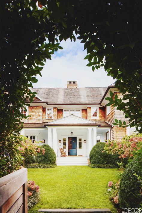 Places: A Summer Home in East Hampton :: This Is Glamorous Hamptons Houses, Shingle Style Architecture, Hamptons Cottage, Hamptons Aesthetic, Hampton Home, Celerie Kemble, Porch Lights, Motif Art Deco, Grey Gardens