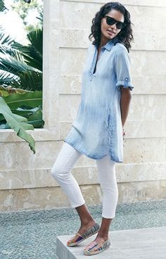 If you're a regular reader, you know by now that in order to look elegant wearing leggings over 40, you need to wear a long top that covers your bottom, however many of you tell me you are still ha... Mode Des Leggings, Tunic Outfit, Legging Cuir, Chambray Tunic, Denim Tunic, How To Wear Leggings, Summer Leggings, Wear With Leggings, Legging Outfits