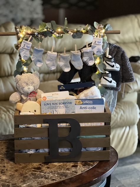 Newborn Present Ideas Diy, Newborn Boy Gift Ideas, Baby Shower Cadeau, Baby Boy Basket Gift Ideas, Boy Baby Shower Gift Basket, Baby Shower Gift Ideas For Boys, Baby Boy Shower Gift Ideas, Baby Basket Gift Ideas, Baby Shower Gift Wrapping Ideas