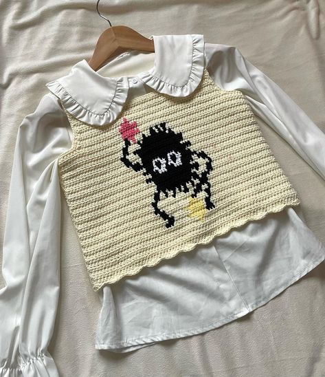 Nastya🌻 on Instagram: “Soot Sprite Vest⭐️ love this cute little susuwatari on my vest🤍 maybe I should write a pattern for this? what do u think?” Anime Crochet Clothes, Soot Sprite, Crochet Cardigan Pattern Free, Soot Sprites, Knit Ideas, Creative Things, Crochet Cardigan Pattern, Crochet Vest, Crochet Stuff