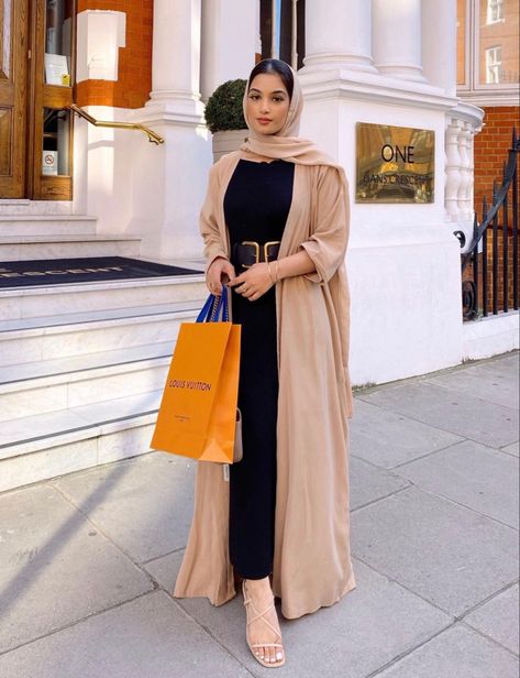 Abaya Hijab, Modern Hijab Fashion, Modesty Outfits, Modest Fashion Hijab, Muslim Outfits Casual, Modest Fits, Muslim Women Fashion, Mode Abaya, Muslim Fashion Hijab