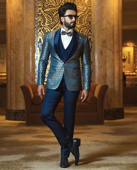 Ranveer Singh  #FASHION #STYLE #SEXY #BOLLYWOOD #INDIA #RanveerSingh Cocktail Dress For Men, Cocktail Attire Men, Dapper Suits, Cocktail Party Outfit, Groom Dress Men, Wedding Outfits For Groom, Wedding Dresses Men Indian, Wedding Outfit Men, Wedding Dress Men