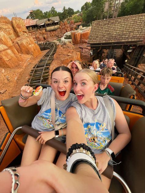 Cute Disney Pics With Friends, Disney World Pics With Friends, Bestie Disney Trip, Disney World Best Friends, Disney Pictures With Friends, Bestie Disney Outfits, Disneyland With Best Friend, Bestie Travel Aesthetic, Dca Outfits