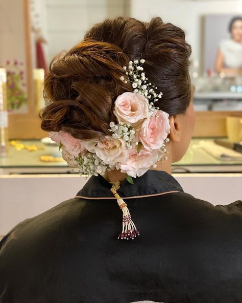 Bridesmaid Bun, Dohale Jevan, Bridal Ponytail, Bridal Hair Decorations, Diy Hairstyle, Bridal Hairstyle Indian Wedding, Bridal Hair Down, Wedding Bun, Flower Bun