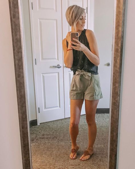 Ezmia Bascom on Instagram: “Yo girl got a hair cut!! 👏🏼 who saw my 360 in my stories? Who wants me to post a replay! 🤪 Tank (with stitched cactus): @express Shorts:…” Pixie Bob Hairstyles, Modern Haircuts, Express Shorts, Short Bob Haircuts, Long Bob Hairstyles, Natural Hair Journey, Hair Haircut, Pixie Hairstyles, Brown Hair Colors