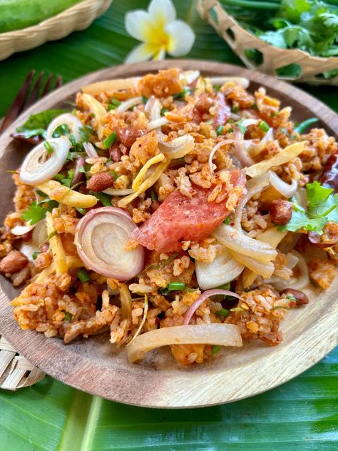 Nam Khao Tod (Thai Crispy Rice Salad Recipe) – Hungry in Thailand Nam Khao, Fried Rice Balls, Crispy Rice Salad, Pork Larb, Larb Recipe, Ginger Chicken Recipes, Thai Salad Recipes, Rice Salad Recipes, Health Cooking