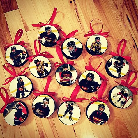 DIY hockey puck ornaments!                                                                                                                                                                                 More Hockey Christmas Ornaments, Hockey Diy, Hockey Crafts, Hockey Birthday Parties, Hockey Team Gifts, Hockey Ornaments, Hockey Bedroom, Hockey Christmas, Hockey Decor