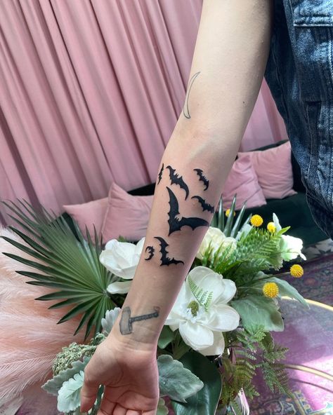 Joseph Quinn Bat 🦇 Eddie Munson Stranger Things, Stranger Things Tattoo, Steve Lacy, Joseph Quinn, Eddie Munson, Tattoos And Piercings, Stranger Things, Flower Tattoo, Piercings