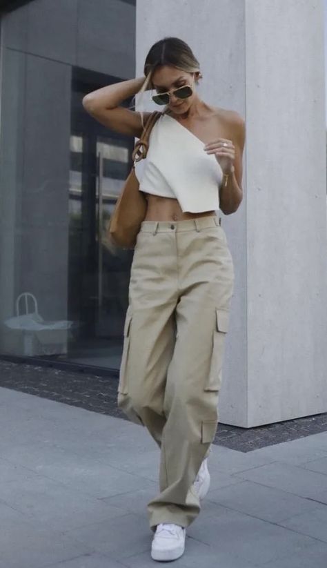 Cargo Outfits Women, Cargo Pants Women Baggy, Pants Ideas, Cargo Outfit, White Pants Outfit, Cargo Pants Outfits, Fall Attire, Y2k Pants, Cargo Pants Outfit