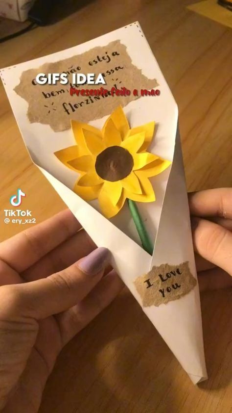 ليلو وستيتش, Kraft Paper Crafts, Kraf Kertas, Diy Birthday Gifts For Friends, Seni Dan Kraf, Easy Paper Crafts Diy, Handmade Paper Crafts, Diy Crafts Paper Flowers, Easy Diy Gifts