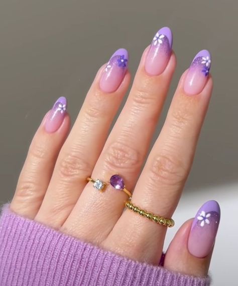 Homecoming Nail Ideas Purple, Short Oval Purple Nails, Purple Gel Acrylic Nails, Purple And Gold French Tip Nails, Purple Nail Inspo Acrylic Short Almond, Violet Acrylic Nails, Purple Nail Designs Simple, Purple And Gold Nails Designs, Violet Nail Art