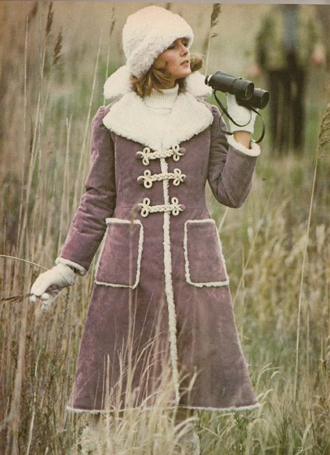 Vintage Vogue - 1970s #Winter Wear - Brown Coat with Fur trim Brown Coat With Fur, Coat With Fur Trim, 1970s Fashion Women, 1970s Women, Coat With Fur, Seventies Fashion, 20th Century Fashion, Sheepskin Coat, Vogue Pattern