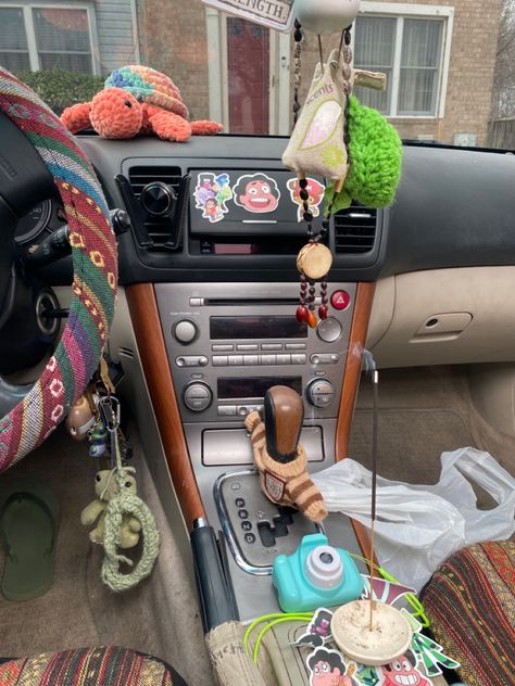 Car Indoor Decor, Car Inspo Interior Boho, 70s Car Decor, Inner Car Decor, Eclectic Car Decor, Car Interior Decor Diy, Aesthetic Car Decorations Interior, Car Tour Aesthetic, Car Dashboard Decor Ideas