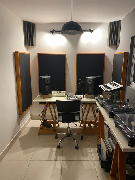 Mini Home Studio Music, Music Studio Room Small, Home Music Studio Decor, Bedroom Music Studio Ideas, Bedroom Studio Music, Music Room Ideas Home Studio, Small Music Studio Ideas, Music Studio Room Design, Home Music Studios