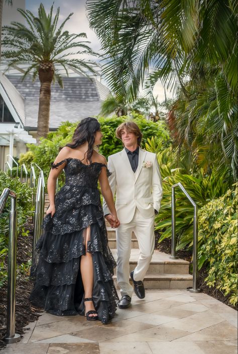 Black Prom Dress Couple Outfit, Black And White Prom Couple, Black Dress Prom Couple, Prom Poses With Date, Unique Prom Pictures, Black Prom Dress Couple, Hoco Photo Ideas, Prom Couple Poses, Dresses For Prom Night