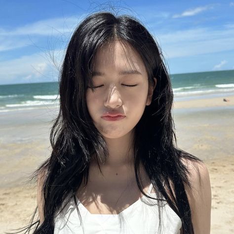 an yujin of ive on the beach Aesthetic Egirl, Iz One Minju, Ive Yujin, Alien Stage, Lucky Girl, How To Pose, Girl Icons, Girl Crush, Kpop Girl Groups