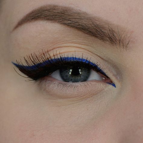 Amp up your classic black eyeliner with a deep blue shade for a chic and trendy summer look. #isadora #makeup #eyeliner #blueeyes #eyes #edgy #trend #inspo #beauty Simple Makeup With Blue Eyeliner, Blue And Black Eyeliner Looks, Black Blue Eyeliner, Blue Black Eyeliner, Navy Blue And Black Makeup, Blue Black Makeup Looks, Dark Blue Eyeliner Looks, Black And Blue Makeup Looks, Blue And Black Eyeliner