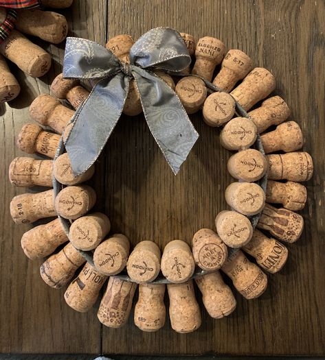 Champagne Bottle Cork Crafts, Champagne Corks Crafts, Cork Wreaths, Champagne Cork Crafts Christmas, Champagne Cork Ideas, Cork Christmas Wreath, Champagne Cork Wreath Diy, Champagne Cork Wreath, Cork Wreaths How To Make A