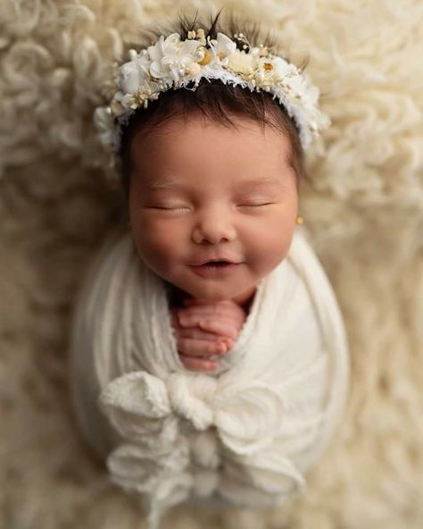 May Baby Photoshoot, Newborn Baby Photography Poses, Diy Newborn Pictures, Newborn Wrap Photography, Born Baby Photos, Wrap Photography, Baby Photography Poses, Born Photography, Foto Newborn