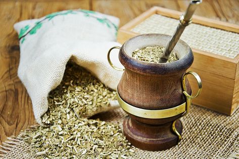 A 2014 study published by Nutrition & Metabolism concluded that ingesting Yerba Mate can increase the effectiveness of exercise for weight loss. Another study showed that supplementation with Yerba Mate decreases body fat mass, waist-hip ratio, and percent body fat. These findings suggest Yerba Mate can be effective in the fight against obesity. Te Chai, Mate Tee, Leafy Green Salads, Infused Water Recipes, Recetas Keto, Yerba Mate, Goat Farming, Drink More Water, Water Recipes