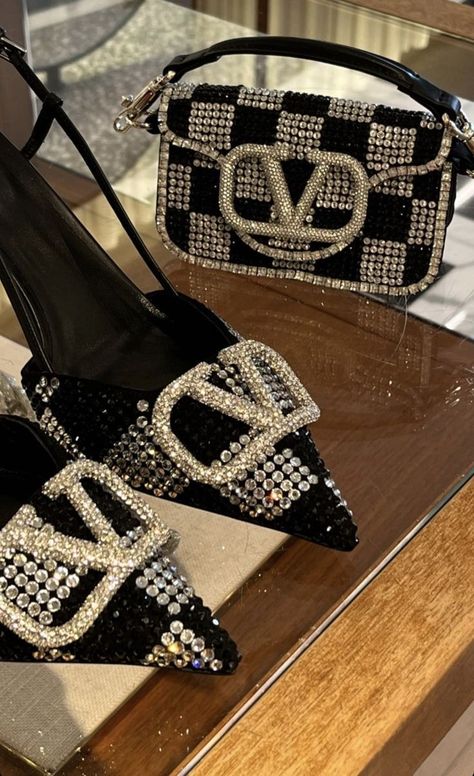 Luxury Bags Collection, Fashion Shoes Heels, Shoes Heels Classy, Fancy Shoes, Girly Shoes, Fancy Bags, Aesthetic Shoes, Elegant Shoes, Shoe Closet