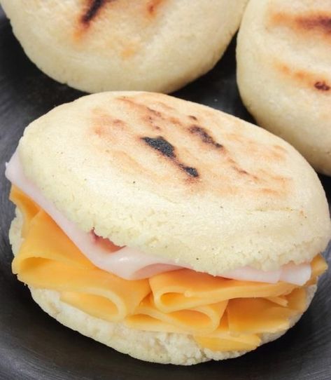 Arepas Recipe, Venezuelan Food, Farmers Cheese, Corn Cakes, Tortilla Recipe, Salty Foods, Ham And Cheese, Cute Food, Hamburger Bun