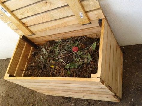 Ikea Hacks: Hugo Abreu built this composter out of a SULTAN LADE bed base a couple of metal hinges. He was looking to organize his garden and had the bed base lying around and found it to be the perfect solution. Compost Bin Diy, Compost Bins, Diy Compost, How To Make Compost, Golden Garden, Garden Compost, Ikea Hackers, Healthy Garden, Patio And Garden