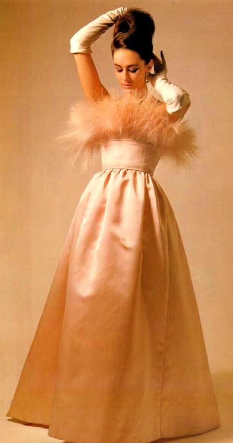 HISTORICAL 1960 BEST DRESSES Decades Of Fashion, Glamour Vintage, Lauren Hutton, Fashion 1960s, Early 60s, Vintage Gowns, Creation Couture, Vintage Couture, Bygone Era