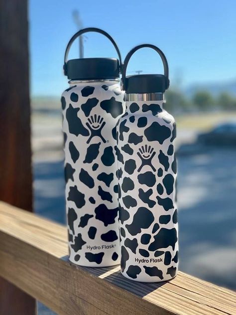 cute aesthetic ideas!! Hydro Painting, Flask Art, Custom Hydro Flask, Hydro Flask Accessories, Hydro Flask Bottle, Water Bottle Art, Hydro Flask Water Bottle, Trendy Water Bottles, Cowgirl Accessories