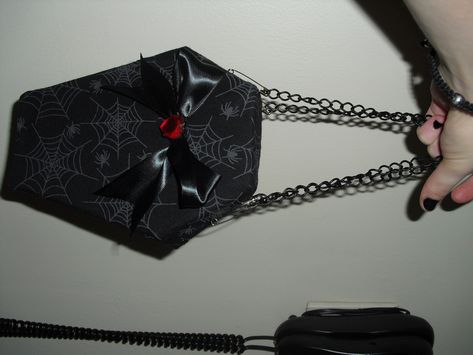 Coffin Bag Diy, Goth Bag Diy, Goth Diys, Coffin Purse, Coffin Bag, Purse Diy, Goth Things, Goth Steampunk, Purse Ideas