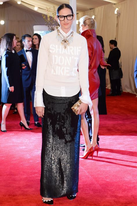 Lyons's brilliance comes through with her brave mix and matching. Sequin maxi skirt with button-down and layered tee at the Met Gala? No problem. Jenna Lions, Jena Lyons, Simple White Jumpsuit, Jenna Lyons Style, Green Sequin Skirt, Light Grey Blazer, Maxi Sequin Skirt, Jenna Lyons, Leandra Medine