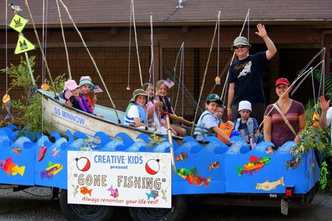 Kids Parade Floats, Parade Float Theme, Beach Floats, Homecoming Floats, Christmas Parade Floats, Marketing Website Design, Parade Ideas, Homecoming Parade, Boat Parade