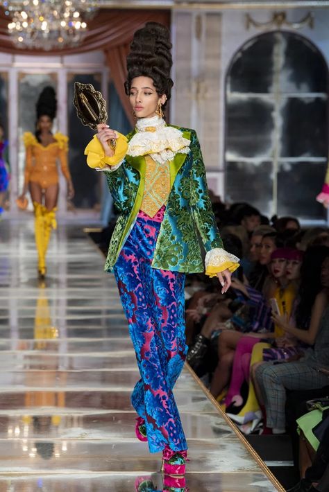 Moschino Runway, Angel Sanchez, Runway Fashion Couture, Runway Outfits, Antonio Marras, Bright Fashion, Middle Age Fashion, Phoebe Philo, Quirky Fashion