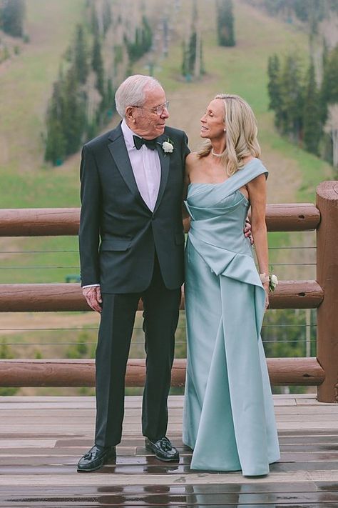 Brides Parents Outfits, Parents Of The Bride Attire, Mother Of The Bride Pictures, Mother And Bride Pictures, Mother Of The Bride Photos, Bride And Mom, Wedding Guest Outfit Inspiration, Wedding Entourage, Bride Attire