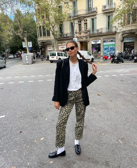 LUNA ISABELLA on Instagram: "Finally fall in the city 🍁" Leopard Loafers Outfit, Fall In The City, Japan Outfits, Leopard Print Outfits, Extreme Fashion, Loafers Outfit, Work Fits, Leopard Pants, Sock Outfits