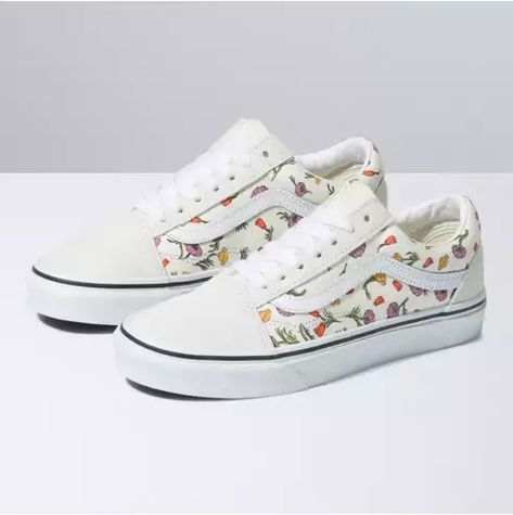 Classics - Original Shoe Style for All | Vans Vans Old Skool Style, Vans Floral, Vans Vintage, Vans Store, Blue Vans, Sneakers Vans, New Vans, Flowers Color, Shoes Vans