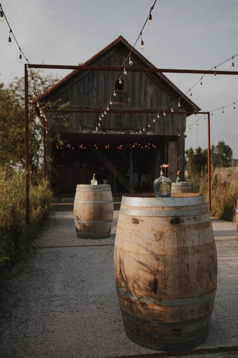 Country Cocktail Wedding, Wine Barrels Wedding, Wedding Barn Decorations, Barrels Wedding, Wine Barrel Wedding Decor, Ranch Party, Wine Barrel Wedding, Cocktail Hour Decor, Shed Wedding