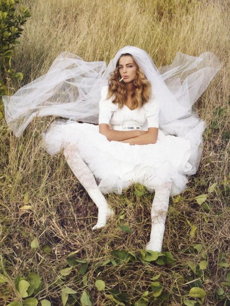 runaway bride Daria having a smoke Bride Shoot, Daria Werbowy, Runaway Bride, Emmanuelle Alt, Bride Photoshoot, 인물 사진, Here Comes The Bride, Vogue Paris, Bridal Looks