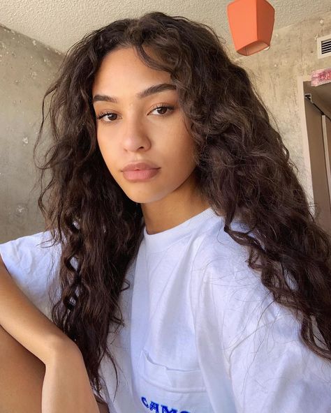 Sian Lilly on Instagram: “🐒” Biracial Women, Hairstyles Over 50, Dream Hair, Instagrammer, Fotografi Potret, Aesthetic Backgrounds, Pretty Face, Wavy Hair, Hair Goals