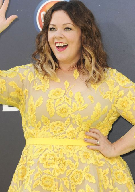 Melissa Mccarthy Hair Hairstyles, Melissa Mccarthy Hair, Chubby Girl Haircut, Plus Size Haircut, Pixie Shag, Nashville Apartment, Women With Round Faces, Fat Face Haircuts, Plus Size Hairstyles