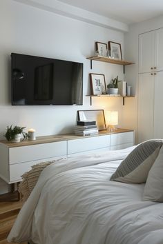 Master Bedrooms Decor Cozy With Tv, Apartment Inspiration Modern Bedroom, Bedroom Inspo Scandinavian, Small Room For Couple, Small Flat Bedroom Ideas, Bedroom Ideas Adult Couple, Bedroom Inspirations Tv, Small Tv In Bedroom, Bedroom Ideas Apartment Young Adult